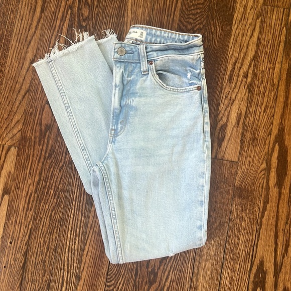 A&F Curve Love Skinny Ankle Jeans - Picture 5 of 6